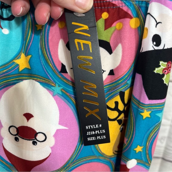 Roaman’s 1X (22/24) Keyhole top with plus size Christmas leggings - Picture 10 of 12